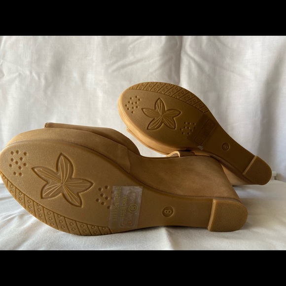 Tan Wedge Heel - Picture 3 of 6
